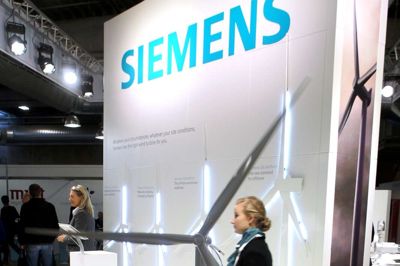 Akademikernes A-kasse står bag en ny type jobdating, hvor de tager studerende og nyuddannede akademikere med til det midtjyske for at vise jobmulighederne her. Pilotforsøget gik til Siemens Windpower i Brande i november, og flere af akademikerne har nu søgt job i Brande. Billedet har dog ikke noget med besøget at gøre. ?Foto: Flemming Hansen