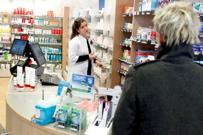 Personalet på Østergades Apotek i Herning er klar med gode råd til behandling af vorter. ?Foto: Tom Laursen