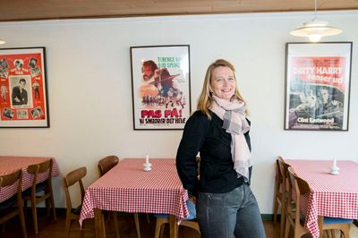 Charlotte Ramsing udgør den ene halvdel af Dagmar Bios kunstudvalg. Den gamle biograf skal til at huse kunstudstillinger og lægger ud med instruktør, skuespiller og kunstner Erik Clausen i slutningen af marts. Han skal udstille litografier, og de kommer til at hænge en måneds tid i Dagmar Bios stue, som Charlotte Ramsing står i. De gamle filmplakater skal ned til fordel for Clausens kunst. ?foto: Jørn Deleuran