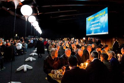 Årets Ferie for Alle blev i formiddag åbnet i en dunkel hal B, der under messen har navnet »in the dark«. Georg Sørensen bød velkommen til skandinaviens største rejsemesse. ? Foto: Tom Laursn