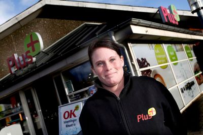 Jeanette Kjærgaard har sagt ja til at blive »posthus« for Post Danmark. Hos OK Plus har man god erfaring med at udlevere pakker, da de også er pakkeshop for både GLS og Bring. ?Foto: Henrik Ole Jensen