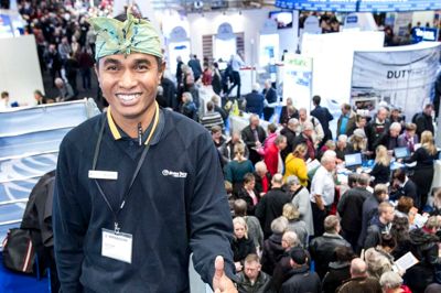 Wayan Karang er overrasket over, at en feriemesse i Herning kan trække så mange mennesker til. Han er i denne uge i Danmark for første gang nogensinde. ?Foto: Tom Laursen