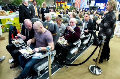 Flyselskabet Thomas Cook Airlines, der er Spies' eget flyselskab, serverer frem til søndag »flymad de luxe« for 100 gæster på feriemessen Ferie for Alle. Herning Folkeblad prøvede selskabets minikabine, der ligesom seks af selskabets fly har fået nye sæder med ekstra benplads. ?Foto: Tom Laursen