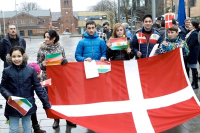 Omkring 50 kurdere fra Syrien demonstrerede lørdag eftermiddag mod terror. De delte blandt andet roser ud til forbipasserende i gågaden. Foto: Flemming Hansen