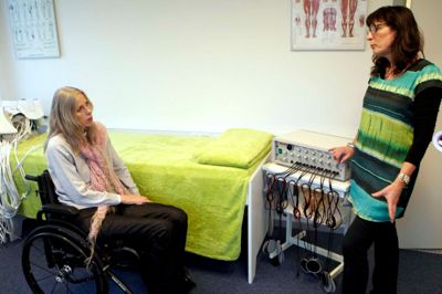 Elektroterapi er den behandling, der hjælper mig bedst, siger Sonja Jensen fra Videbæk, der blev delvis lam efter en trafikulykke. Hun går normalt til behandling hos Lene Lajgaard (t.h.) en gang om ugen. ? foto: Flemming hansen