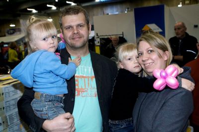Rikke Pedersen, Esbjerg:- Som barn var jeg med mine forældre på ferie på et vandrehjem i Nyborg. Vi var lige ankommet, da jeg ville prøve en stor hoppepude, som var fyldt med andre børn. Jeg var lige kommet op på den, da nogle børn hoppede så hårdt, at jeg mistede kontrollen og faldt så uheldigt på jorden, at jeg brækkede min venstre arm. Bruddet var så alvorligt, at jeg skulle opereres, så det kostede lige et par dage på sygehuset. Så var den ferie ødelagt. Det hele blev så ikke bedre af, at en hveps umiddelbart efter mit styrt fløj op i mit bukseben og stak mig.