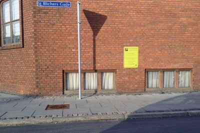 Spøgefugle havde i denne uge flyttet tre p-skilte fra Parkeringsgruppen - blandt andet dette, som i mandags hang på en husmur på St. Blichersgade. Sagen involverer ikke alene husets ejer, men også Parkeringsgruppen, kongrescentret og svineslagteriet Danish Crown. ? Foto: Bo Lundgaard