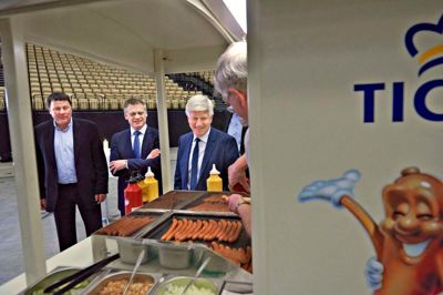 I februar spiste Ticans bestyrelsesformand, Jens Jørgen Henriksen (t.v.), Ticans administrerende direktør, Ove Thejls, og Danish Crowns administrerende direktør, Kjeld Johannesen, ristede hotdogs i Jyske Bank Boxen, da de offentliggjorde planerne om en fusion. Nu er den faldet til jorden. ?Foto: Cphotography