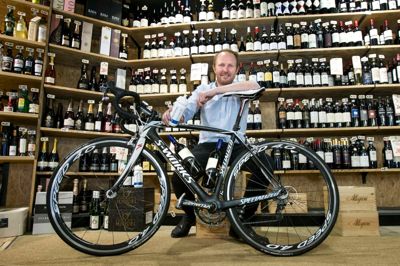 Anders Uhrskov driver i det daglige Uhrskov Vine i Herning sammen med sin bror, Kristian. I fritiden er han bidt af motionscykling. Det er to interesser, som kan kollidere - men også kombineres. ? Foto: Tom Laursen
