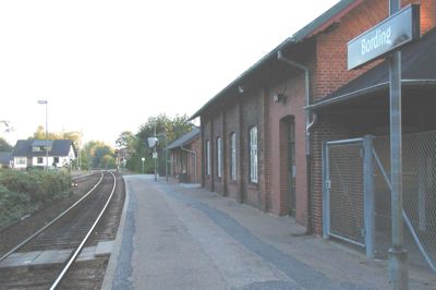 Det er efterhånden mange år siden, at stationsbygningen i Bording har været brugt til sit oprindelige formål. Kommunen har tilbudt at sælge den til lokalrådet for en krone. Spørgsmålet er, hvad den i givet fald skal bruges til. Foto: Hans Jørgen Hansen