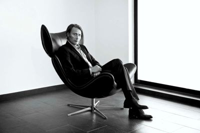 I den seks minutter lange BoConcept-film The Call, som Mads Mikkelsen medvirker i, bor hans karakter i et hjem indrettet udelukkende med BoConcept-møbler. Filmen kan ses på virksomhedens hjemmeside. PR-foto