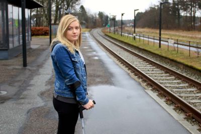 17-årige Monika Pedersen fra Moselund, der er på krykker efter en knæoperation, kom ikke af, som hun skulle på Engesvang Station. Hun mener, det kunne have gået helt galt, da toget pludselig smækkede dørene i og satte i gang. Arriva beklager, men af sikkerhedsmæssige årsager reagerer de ikke på, når folk banker på døren til loko-føreren. ?Foto: Adam Haff