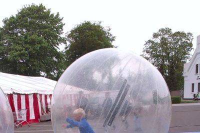 KFUM og K arrangerer igen i år waterballs ved byfesten. ?privatfoto