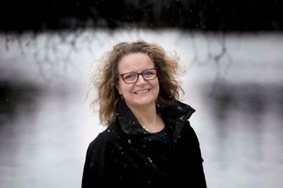 Vibeke Lundbo bruger gerne tid på at læse, når hun holder weekend. Hun sætter generelt pris på at gå lidt ned i tempo, når arbejdsugen som forstander på Højskolen Skærgården er til ende, men det betyder ikke, at hun ikke benytter sig af de mange tilbud, der er i Herning og omegn. ? Foto: Henrik Ole Jensen