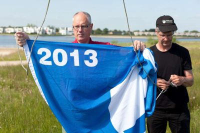 Det Blå Flag, som i 2013 blev sat op ved Fuglsang Sø af Finn Stengel Petersen (S) og biolog Søren Brandt, har i flere badesæsoner måttet stryges fra flagstangen på grund af blågrønalger. Kommunen har nu droppet flaget, selv om søen bliver frikendt for forurening i ny rapport. ?Foto: Toke Hage