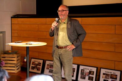 Udvalgsformand Johs. Poulsen (R) holdt en tale til indvielsen af den første renovering af Dagmar Bio sidste år. I den forbindelse fik den gamle biograf blandt andte fik et dejligt udendørsområde, nyt tag og nyt ventilationsanlæg. Nu støtter kommunen med penge til etape to af renoveringen. ?foto: Henrik Ole Jensen