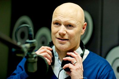 Mads Steffensen styrer showets gang med »monopolisterne« Hella Joof, Simon Jul og Søren Rasted. ?pr-foto