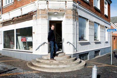 Her rykker Nybolig snart ind. Indehaver Karsten Dahl Jensen, Nybolig, der viser det nye domicil frem. ?Foto: Flemming Hansen