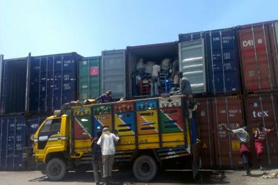 Udstyret fra Danmark blev sejlet til havnen i Mogadishu, hvor containeren ikke kunne komme videre. Derfor måtte senge og andet udstyr læsses på to lastbiler af denne type.?Privatfoto