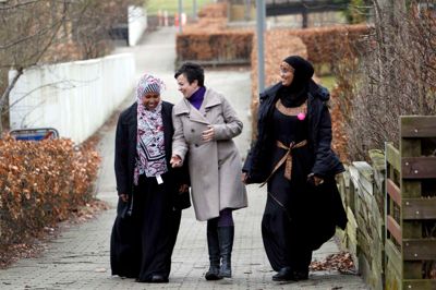Bydelsmødrene har en kvindeklub, hvor mange forskellige emner tages op - for eksempel børneopdragelse, madpakker og opholdstilladelse. Amina Siyat (t.v.) kom i klubben, da den lå på Holtbjerg, hvor hun bor, og hun har også været med et par gange her i Gullestrup. I midten er det Zeljka Secerbegovic, konsulent i Center for Socialt Ansvar, som står bag projekt Bydelsmødre, og til højre er det bydelsmor Sahra Nuunow. ? Foto: flemming Hansen