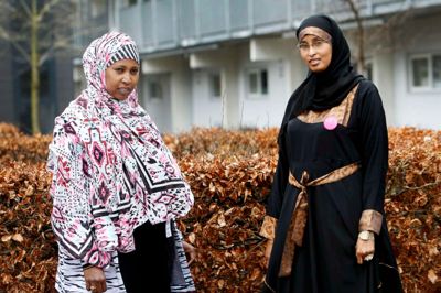 De er begge mødre, men Sahra Nuunow (t.h.) er også bydelsmor, og hun har gjort en stor forskel i Amina Siyats liv. Måske bliver Amina Siyat selv bydelsmor en dag. Hun synes bare, at hun skal blive bedre til at tale dansk først. ? Foto: Flemming hansen