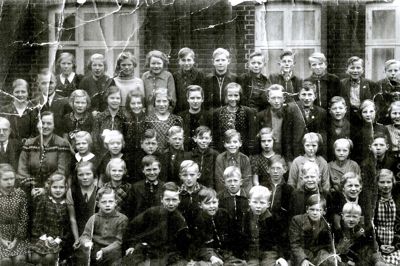 Bording Lokalhistorisk forening arbejder for at bevare fortidens minder og historier. Det sker blandt andet med en række foredrag . Billedet er fra Bodholt Skole i 1942. I forreste række, nummer fire fra venstre, finder man en meget ung Frede Hessel. Han bor nu i Ålestrup, men besøgte tidligere Bording Lokalhistorisk Forening og fortalte om sin familie og sin Bording-tid. ?Foto: Bording Lokalhistorisk Forening