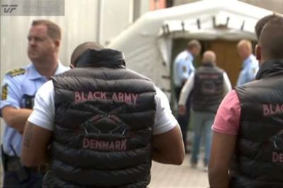 Politiet ransagende for et år siden Black Armys klubhus i Danmarksgade. Flere med tilknytning til bandegrupperingen er dømt for grov vold, der især er gået ud over hashsælgere, som banden vil have væk fra det marked, de ønsker at sætte sig på. ?Foto: Arkivfoto