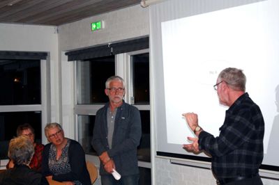 Formand for Bording Lokalråd, Evalp Asp Sørensen (t.h.), opfordrede byens foreninger til at at fortælle om året, der er gået på årsmødet. Jørgen Overby Jensen fra Bording Hallens Støtteforening kunne blandt andet fortælle, at man fortsætter med bilbanko, selvom byfesten ikke bliver til noget. ?Foto: Søren Kloster Sørensen