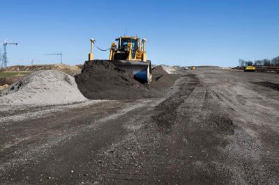 Dozere og dumpere skal flytte rundt på 1,6 millioner kubikmeter jord og sand. Det sker med tolerancer helt ned til to centimeter, så mon ikke Holstebromotorvejen ender i Holstebro.? foto: Tom laursen