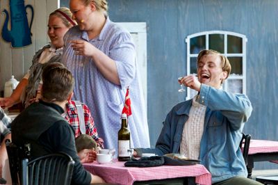 Der har været nok at skåle for og grine af for deltagerne i Kulstykket. Nu kan de også glæde sig over, at deres anstrengelser gav overskud, og nu vil komme til at glæde andre. ? Foto: Tom Laursen