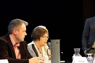 Morten Bak (V) og Hanne Pedersen (V) var blandt paneldeltagerne. Sune Busk (t.h.) holdt styr på indlæg samt kommentarer og spørgsmål fra salen. ? Foto: Kim Kristensen