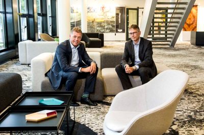 Svend Aage Færch (t.v.) og John Vestergaard (t.h.) har i 12 år arbejdet sammen som sidestillede direktører. Nu får de nye titler og funktioner. ?Foto: Tom Laursen