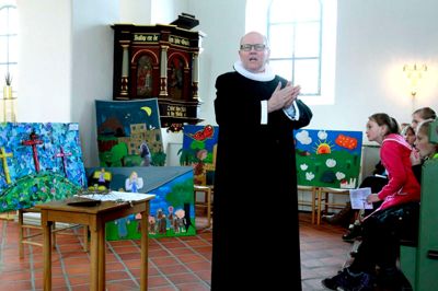 Der er plads til alle i kirken, både børn og voksne, unge som gamle. Også udlændingene skal føle sig velkomne, og derfor står Asger Grove Korsholm næste søndag i spidsen for en gudstjeneste med internationalt skær. ?Foto: Henrik Ole jensen