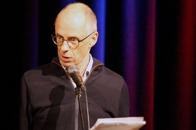 Jan Svendsen, da han fredag aften præsenterede den gode nyhed foran publikum, der var samlet i RemisenBrande for at høre Poul Krebs og Henning Kvitnes. ?Foto: Kim Kristensen