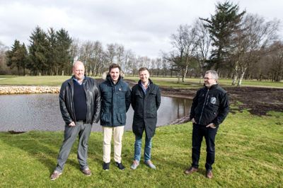 Herning Golf klub har tilknyttet tre nye trænere og indgået et samarbejde med Dansk Golf Akademi. Fra venstre er det den nye sportschef og træner, Mads Riis, træner-elev Jonas Nissen, Peter Thomsen, der er ejer af Dansk Golf Akademi og til højre golfmanageren, Bo West Møller. Den tredje træner er Nicolas Bay Jensen, som ikke var til stede. ? Foto: Tom Laursen