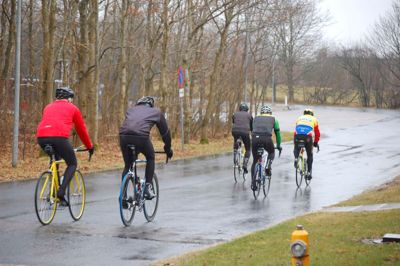 Til de faste træninger, hvor starten går fra Egetæpper i Herning sidst på eftermiddagen, dukker der normalt mellem 10 og 15 op. Men når cykelholdet er til løb rundt omkring i landet, er deltagerantallet langt højere, da det også tiltrækker medarbejdere fra Egetæppers andre afdelinger i Danmark. Billedet her er fra en træningsaften i Herning.? PR-foto