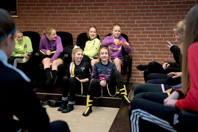Fodboldpigerne fra Team 10 skal henover foråret have fællestræninger med pigerne fra Ikast KFUM. Billedet er fra Team 10 Cup, som fodboldklubben holdt i Brande Hallerne og Stadome i Ikast. ?Foto: Jørn Deleuran