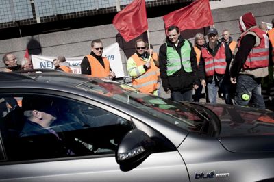3F-demonstration foran Terimal 2, onsdag eftermiddag i Københavns Lufthavn. Første Ryanair-afgang fra København er stærkt forsinket angiveligt på grund af manglende brændstof. /ritzau/ (Daniel Hjort/POLFOTO)