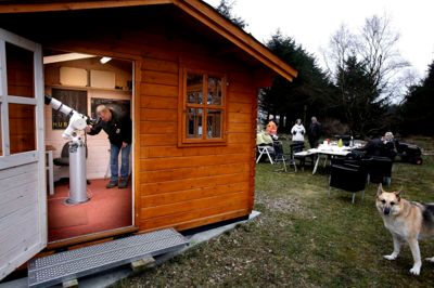 Ole Fuglsbjerg i sit observatorium, der ligger lidt uden for Vildbjerg. Udenfor i den store have var folk i går formiddag samlet i anledning af solformørkelsen. Arrangementet blev ikke aflyst, selv om vejrudsigten havde forudsagt gråvejr netop i går. De fremmødte medlemmer af Herning Astronomi Forening og et par af naboerne hyggede sig alligevel. ? foto: Henrik Ole Jensen