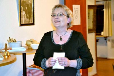 Formanden for Bussens Venner på Engholm Centret, Vibeke Hynkemejer Hansen, takkede i aftes for gaven fra Sdr. Felding Kulturcenters bestyrelse. ?privatfoto