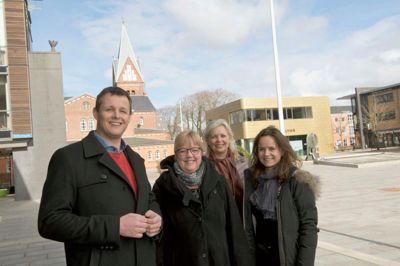 Borgmester Lars Krarup deltog i 2013 i en sminket forslået udgave i magasinet Kv!nder. Alle magasiner er nu solgt - og derfor kunne borgmesteren i går aflevere sidste donation af overskuddet på 75.000 kroner til Lene Hessellund (t.v.) fra Herning Krisecenter. Her fotograferet sammen med magasinets journalist, Majbritt Mikkelsen, og sælger Helle Rahbek. ?Foto: Thomas Juul