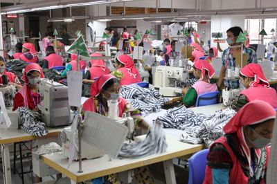 Tekstilkoncernen Bestseller har i en årrække selv arbejdet på at sikre ordentlige arbejdsforhold på tekstilfabrikker - som på billedet i Bangladesh. Nu kommer et statsstøttet projekt, som fokuserer på arbejdsforhold i Myanmar. ?Foto: Jørn Roed