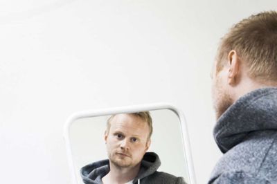 - Det bliver først rigtig sjovt der, hvor den voksne mand ikke handler så voksent. Det sjove ligger i fejltagelsen, og så er det nemmere bare at være mig selv, for jeg træffer simpelthen så mange dårlige beslutninger hele tiden, siger Jonatan Spang. ? Foto: Carsten Lauridsen