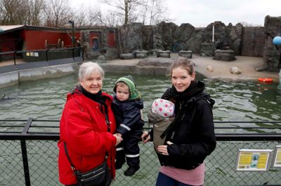 Mormor Ellen Hestehave fra Tarm sammen med datteren Louise fra Silkeborg og hendes børn Alexander og lille Gabriella på maven er faste gæster i Jyllands Park Zoo, der åbnede for en ny sæson søndag. ?foto: Henrik ole jensen