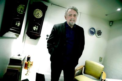 Erik Clausen i Dagmar Bios backstage-lokale, der ligger bag biografsalen, inden han gik på med talkshowet »Fra den ene hjernehalvdel til den anden«. Der var en fyldt sal, og publikum var med på løjerne fra start til slut.?foto: Henrik Ole Jensen