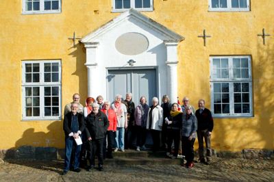 De cirka 20 frivillige, der skal sørge for at holde herregården Herningsholm åben hver onsdag og lørdag er her samlet ved hovedindgangen. De frivillige har oprettet Herningsholm Lauget og får assistance fra museumsdirektør Tinna Møbjerg og museumsinspektør Jesper Meyer Christensen. ?Foto: Flemming Hansen