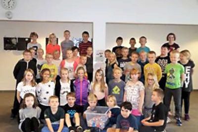 Vildbjerg Skoles 3. klasser har siden efteråret samlet låg sammen, og nu åbner de også op for, at andre kan kigge forbi og donere. Det gavner både miljøet og Røde Kors. ? Privatfoto