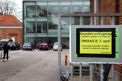 Renovering af gården ved huset No7 og Musikskolen starter onsdag 8. april og så er det slut med parkering i gården. Foto: Flemming Hansen