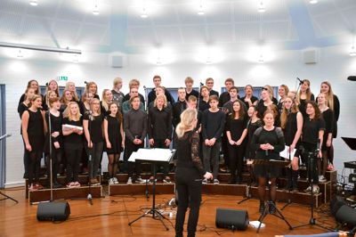 Inge-Lisbeth Meiner dirigerer det kor og det band fra Det Kristne Gymnasium i Ringkøbing, som søndag gæster Fredens Kirke for at medvirke med sang og musik under gudstjenesten.? Foto: Ole Steen Hansen