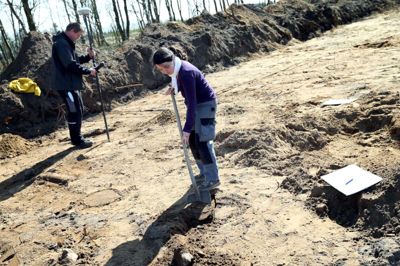 Arkæologerne Søren Timm Meltvedt Christensen og Zsofia Kölcze undersøgte jorden i håb om at finde mere end de fem 3600 år gamle pragtøkser af bronze, som allerede er fundet. ? Foto: Flemming Hansen